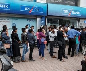 यस बैंकका ग्राहकहरुमा अन्यौल, पैसा झिक्न बैंकमा भिड