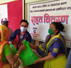 मुक्तिनाथ विकास बैंकद्धारा लकडाउनमा राहत वितरण