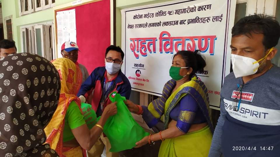 मुक्तिनाथ विकास बैंकद्धारा लकडाउनमा राहत वितरण