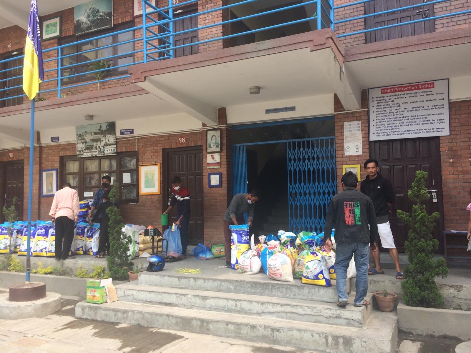 भोका शिक्षक र विद्यार्थीलाई शिवपुरी माविको राहत