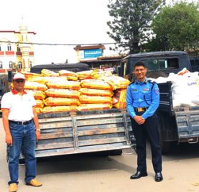 महालक्ष्मी विकास बैंकद्वारा महानगरिय प्रहरी कार्यालय रानीपोखरीलाई खाद्यान्न सामाग्री हस्तान्तरण