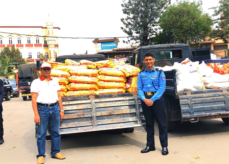 महालक्ष्मी विकास बैंकद्वारा महानगरिय प्रहरी कार्यालय रानीपोखरीलाई खाद्यान्न सामाग्री हस्तान्तरण