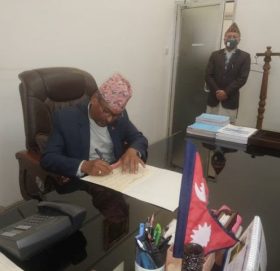 नवनियुक्त गभर्नर अधिकारीले कार्यभार सम्हाले