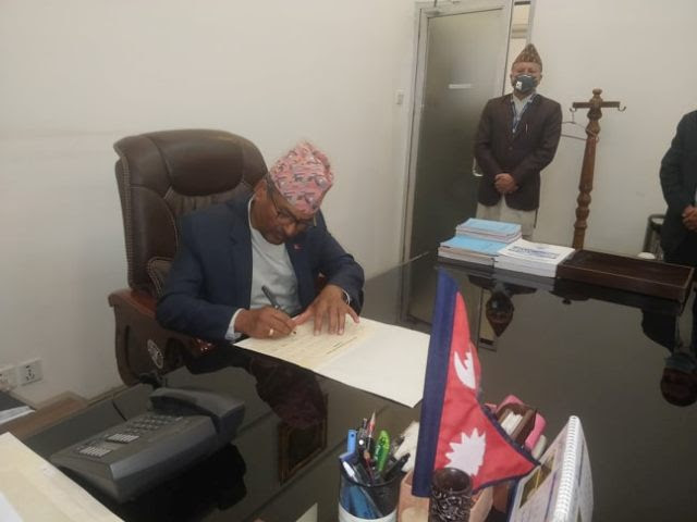 नवनियुक्त गभर्नर अधिकारीले कार्यभार सम्हाले