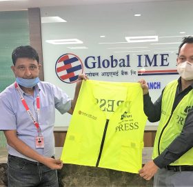 ग्लोबल आइएमई बैंकद्वारा फोटो पत्रकारलाई प्रेस ज्याकेट हस्तान्तरण