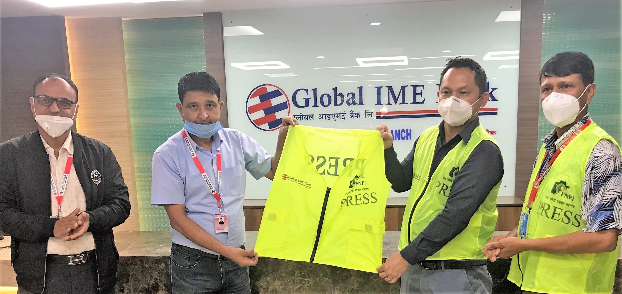ग्लोबल आइएमई बैंकद्वारा फोटो पत्रकारलाई प्रेस ज्याकेट हस्तान्तरण