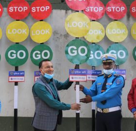 ग्लोबल आइएमई बैंकद्वारा ट्राफिक प्रहरीलाई ट्राफिक पोल हस्तान्तरण