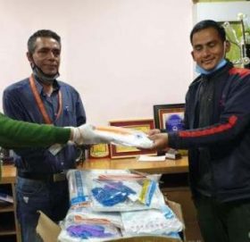 चौरजहारी अस्पताललाई सेञ्चुरी बैकंद्वारा पीपीई हस्तान्तरण