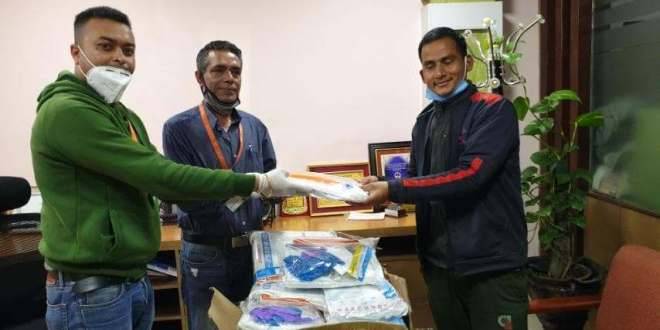 चौरजहारी अस्पताललाई सेञ्चुरी बैकंद्वारा पीपीई हस्तान्तरण