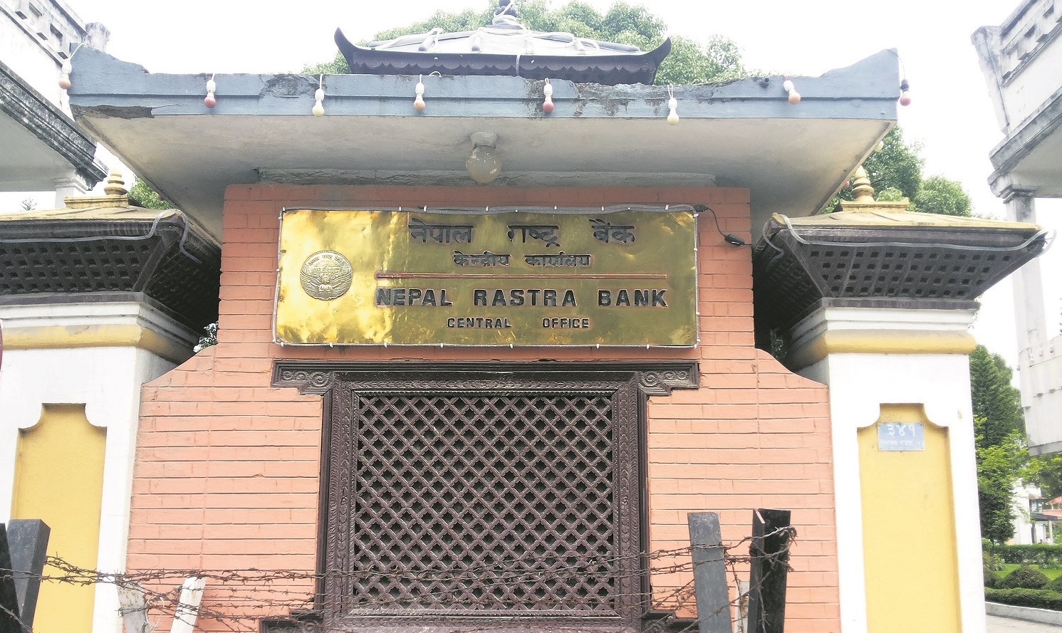 पूर्वराजाका तस्विर र फोहोर नोट नचल्ने