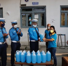 कुमारी बैंकद्वारा ट्राफिक प्रहरीलाई सेनिटाईजर हस्तान्तरण