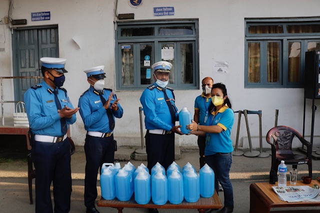 कुमारी बैंकद्वारा ट्राफिक प्रहरीलाई सेनिटाईजर हस्तान्तरण