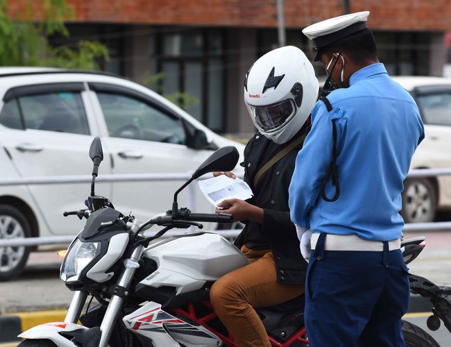 बन्दाबन्दीमा पत्रकारदेखि सेना प्रहरीसमेतको पोशाक दुरुपयोग