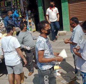 साल्ट ट्रेडिङले भ्यानबाट टोल टोलमा इन्डक्सन चुलो र स्यानिटाइजर बेच्दै