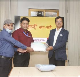 सनराइज बैंकद्घारा चितवन मेडिकल कलेज र महाभारत गाउँपालिकालाई पिपिई सहयोग