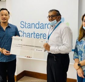 स्ट्यान्डर्ड चार्टडद्धारा पासाङ ल्हामु फाउन्डेसनलाई ५८ लाख सहयाेग