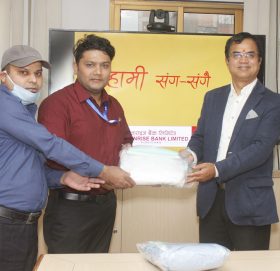 सनराइज बैंकले चितवन मेडिकल कलेज र महाभारत गाउँपालिकालाई दियो पीपीई
