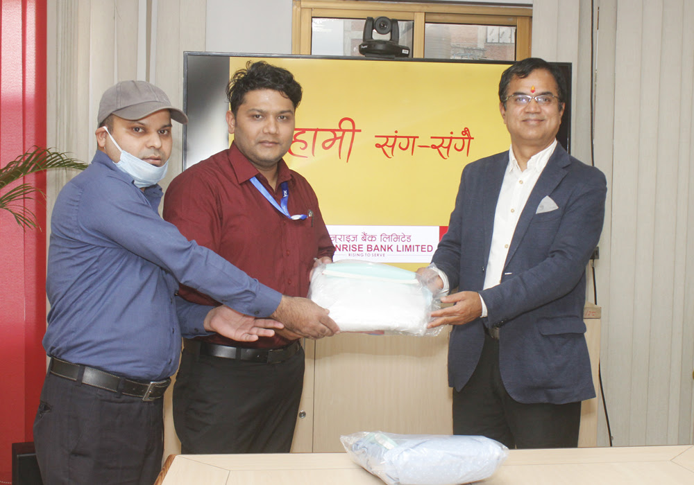 सनराइज बैंकले चितवन मेडिकल कलेज र महाभारत गाउँपालिकालाई दियो पीपीई