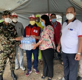 राष्ट्रिय वाणिज्य बैंकद्धारा विभिन्न होल्डिङ्ग सेन्टरमा खानेपानी वितरण