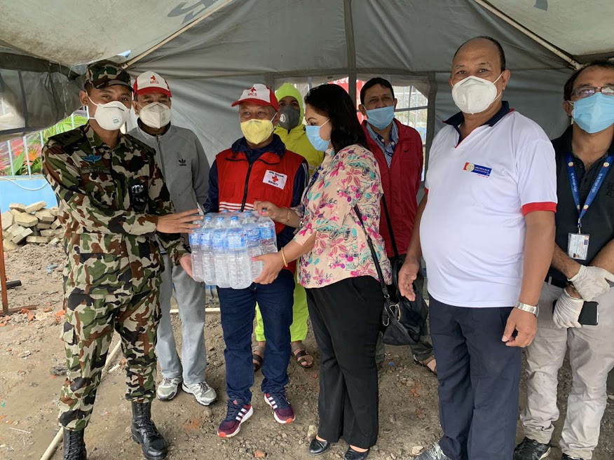 राष्ट्रिय वाणिज्य बैंकद्धारा विभिन्न होल्डिङ्ग सेन्टरमा खानेपानी वितरण