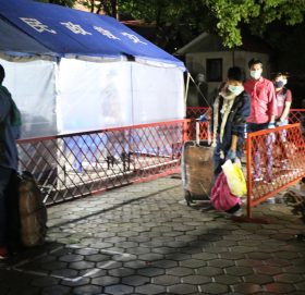 रित्तै हात, खुट्टामा चप्पल, आङमा पुरानो टिसर्ट र हाफ पाइन्टमा नै नेपाल फर्किए