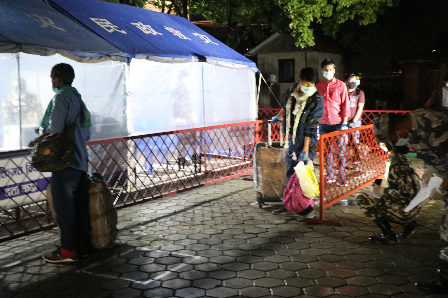 रित्तै हात, खुट्टामा चप्पल, आङमा पुरानो टिसर्ट र हाफ पाइन्टमा नै नेपाल फर्किए