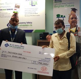 बैंक अफ काठमाण्डूको ग्राहकलाई बीमा दाबी रकम भुक्तानी