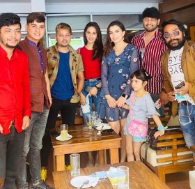 नायिका एलिजा गौतम दुर्गेश थापासंग म्युजिक भिडियो खेल्दै