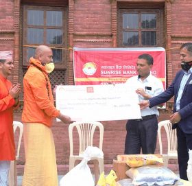 सनराइज बैंकको बुढानिलकण्ठ वेद विद्याश्रमलाई सहयोग