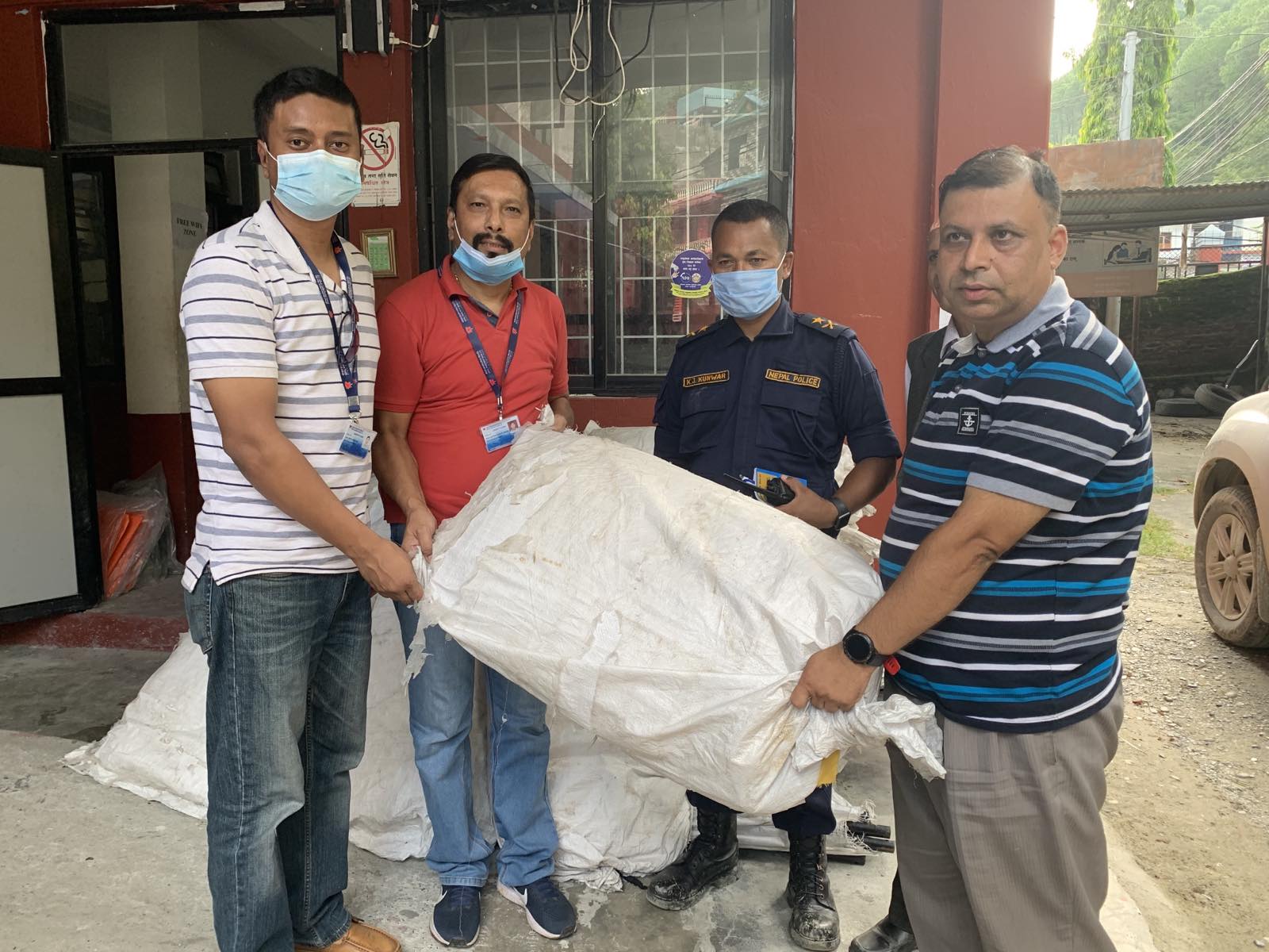 नेपाल इन्भेष्टमेन्ट बैंकद्वारा पहिरो पीडितलाई सहयाेग