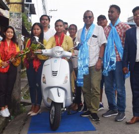 वरिष्ठ गायक दिप श्रेष्ठ द्वारा स्टेट १ सिङ्गिङ आइडलका विजेताहरूलाई पुरस्कार वितरण