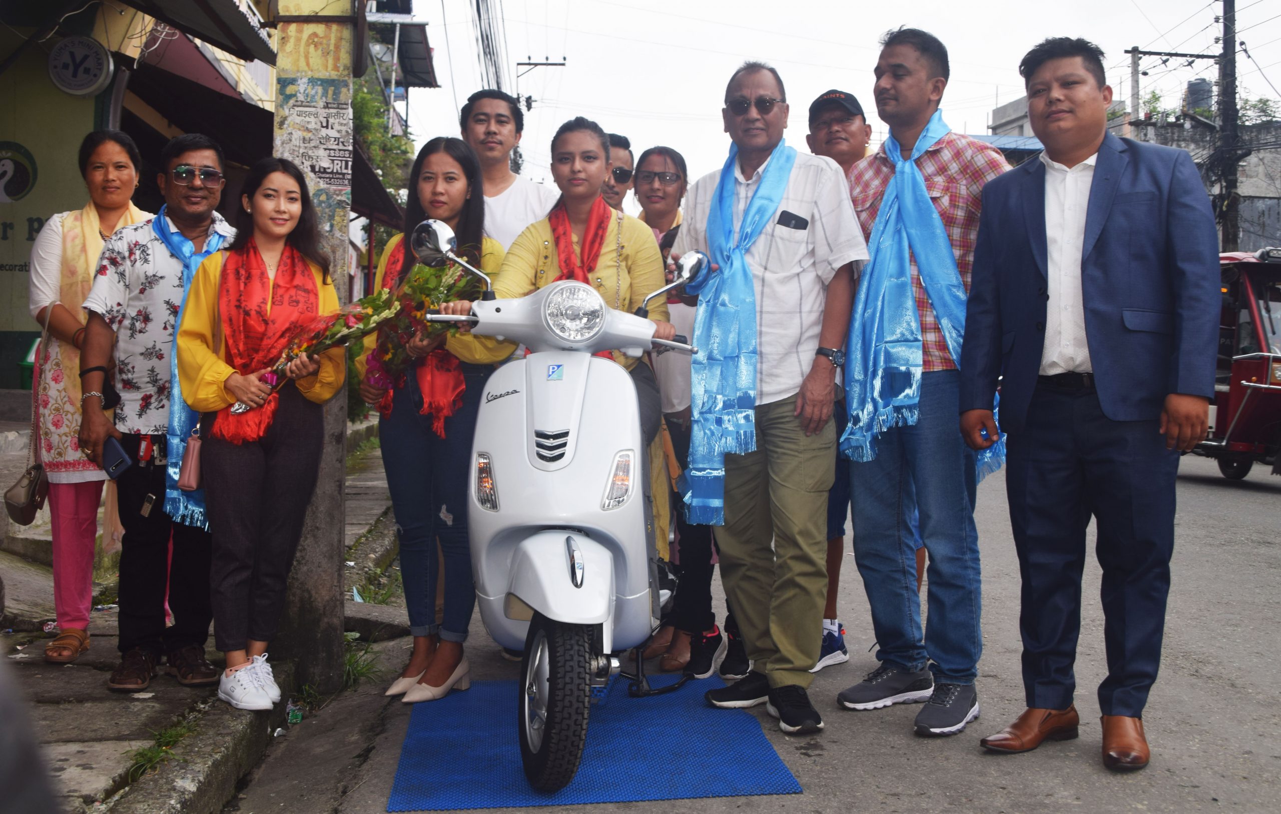 वरिष्ठ गायक दिप श्रेष्ठ द्वारा स्टेट १ सिङ्गिङ आइडलका विजेताहरूलाई पुरस्कार वितरण