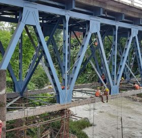 जीर्ण पुल मर्मत गर्दै मजदूर