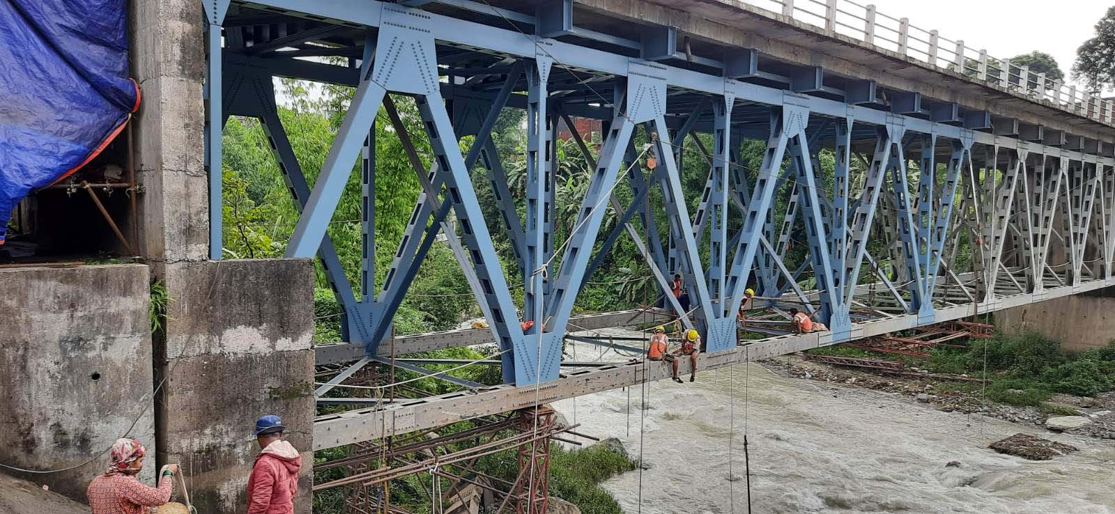 जीर्ण पुल मर्मत गर्दै मजदूर