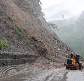 नारायणगढ–मुग्लिन सडकमा पहिरो