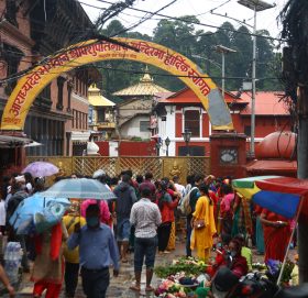 पशुपतिनाथ मन्दिर परिसरमा भक्तजन
