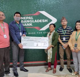 एनबी बैंकका खातावालको परिवारलाई बीमा रकम हस्तान्तरण