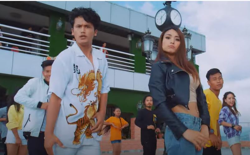 किर्तिमानी गीतकार डिआरको छक्कै परेंमा आस्मा र सरोज