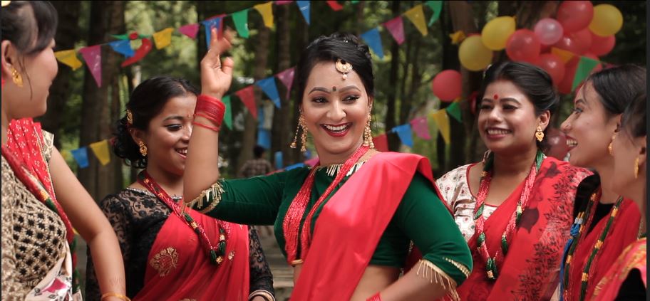 आयो सँचारकर्मी गायिका सरिताको रातो सारी लरक्कै…