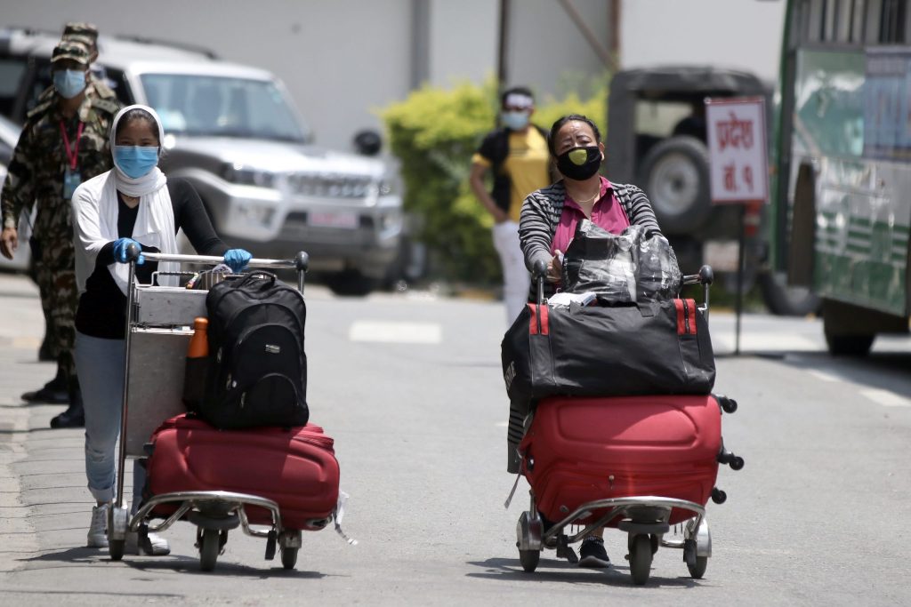 दुबईमा अड्किएका २६२ नेपाली काठमाडौँ आइपुगे