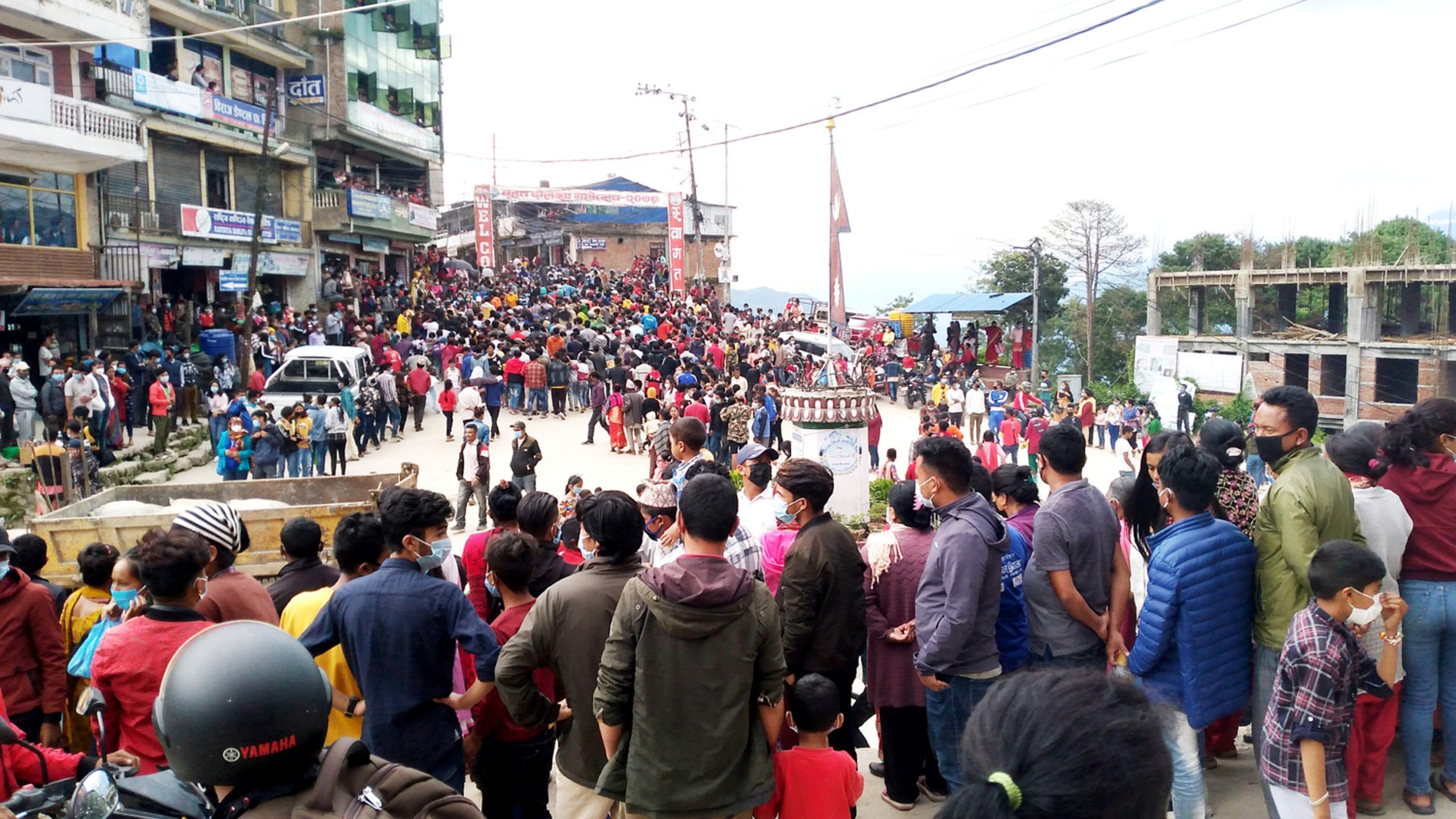 भीडभाडमा मनाइयो भक्तपुरमा गाईजात्रा