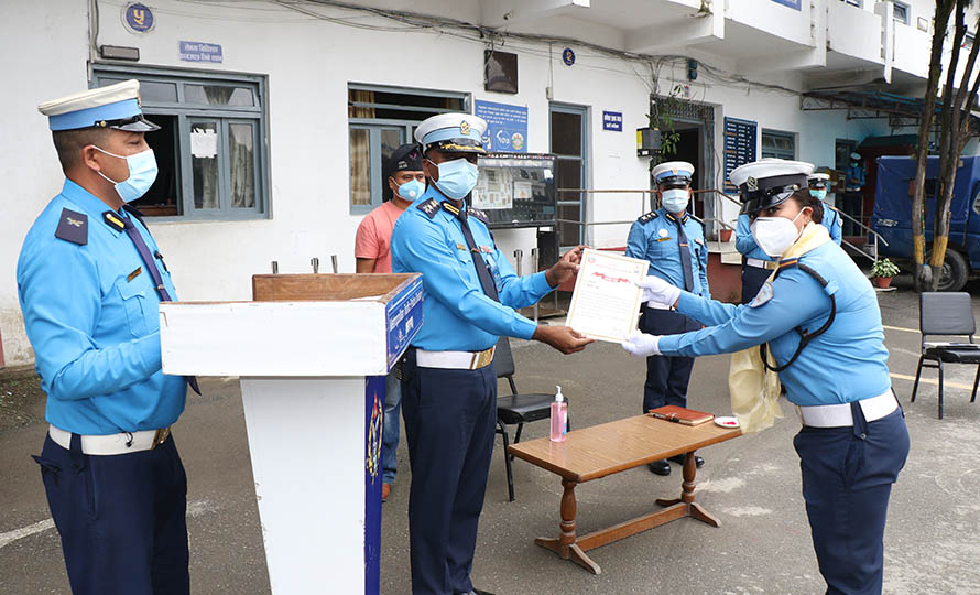 ट्राफिक प्रहरी सम्मानित