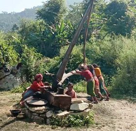 कोलुमा तोरी पेल्दै ।