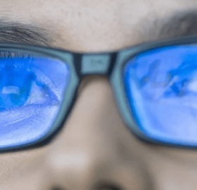 निलो प्रकाश दिने चश्मा निन्द्राका लागि फाइदाजनक