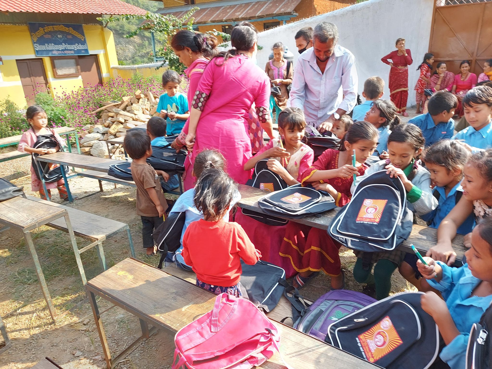 मिलाप फाउण्डेसनद्वारा शैक्षिक सामाग्री वितरणा