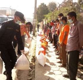 प्रहरीबाट न्यूनदृष्टियुक्त र अशक्तलाई दशैँ राहत