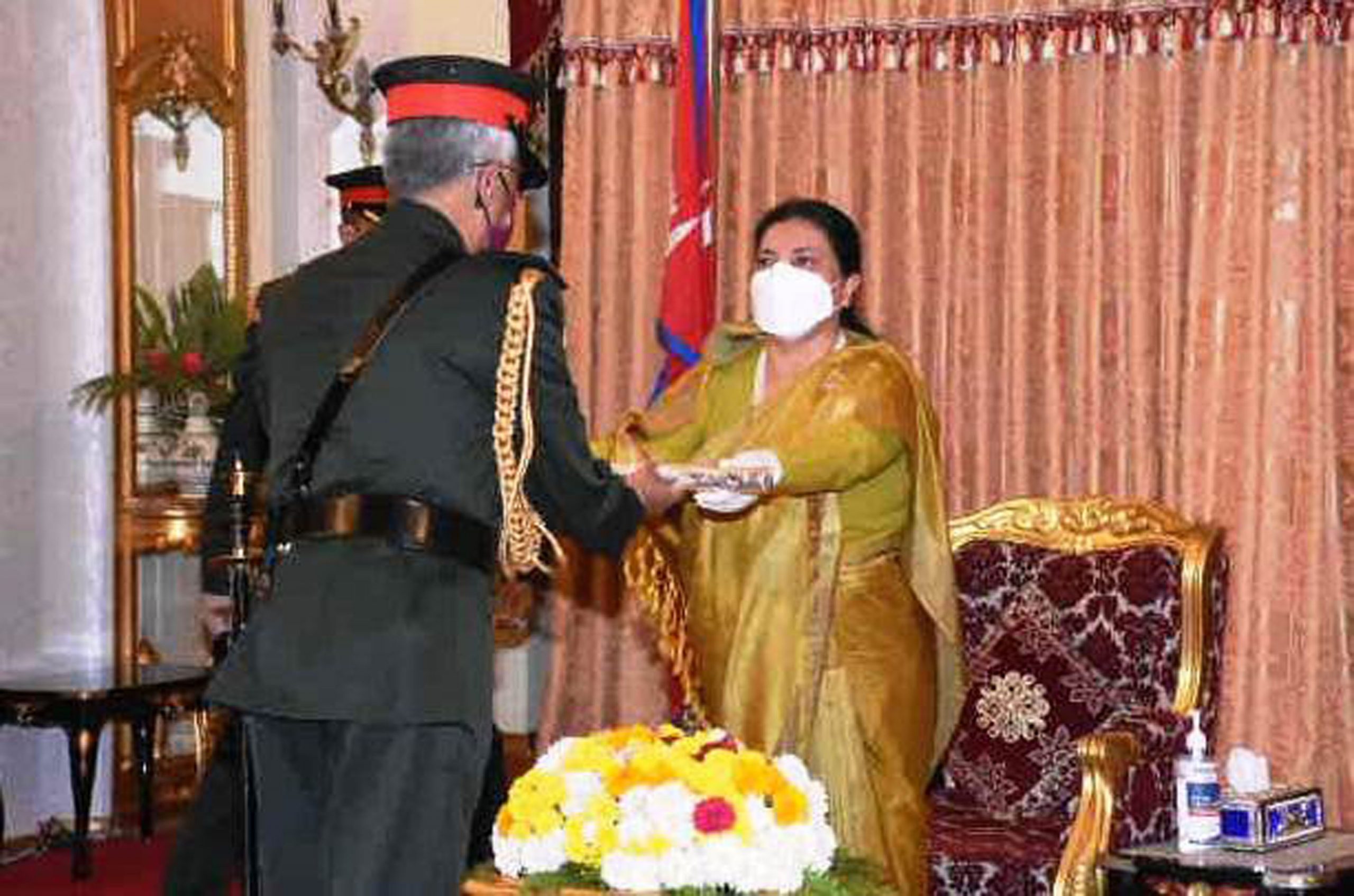 भारतीय सेनाद्वारा स्वास्थ्य सामग्री हस्तान्तरणः नेपाली सेनाले दियो एक लाख मास्क