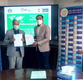 उर्जा बचत कार्य गरे वापत रा.वा.बैंकद्धारा विभिन्न कम्पनीलाई अनुदान रकम हस्तान्तरण