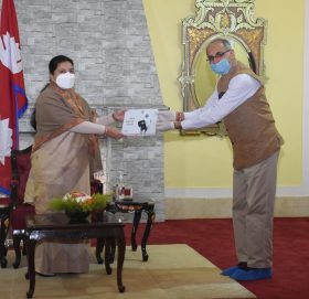 राष्ट्रपतिबाट ‘मैले बुझेको गान्धी’ को लोकार्पण