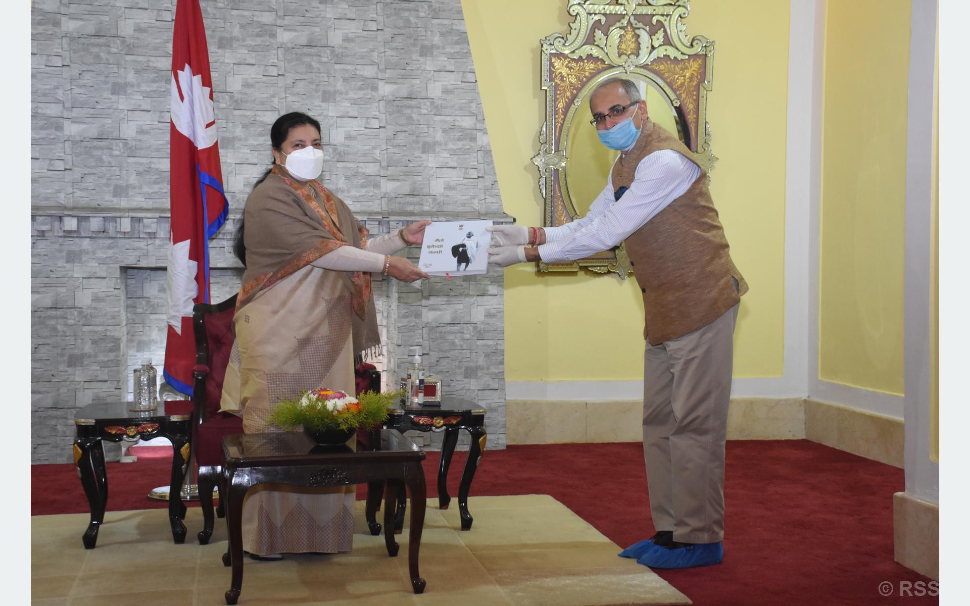 राष्ट्रपतिबाट ‘मैले बुझेको गान्धी’ को लोकार्पण